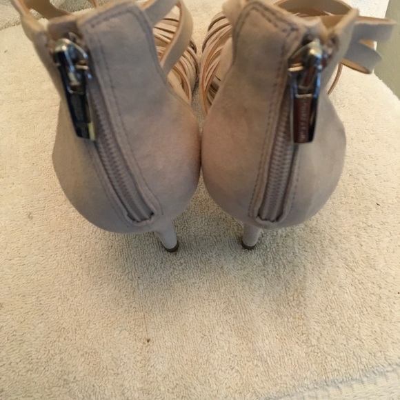 Vince Camuto Cream color Strappy Sandal 3 1/4” Heel size 9 - Picture 5 of 16